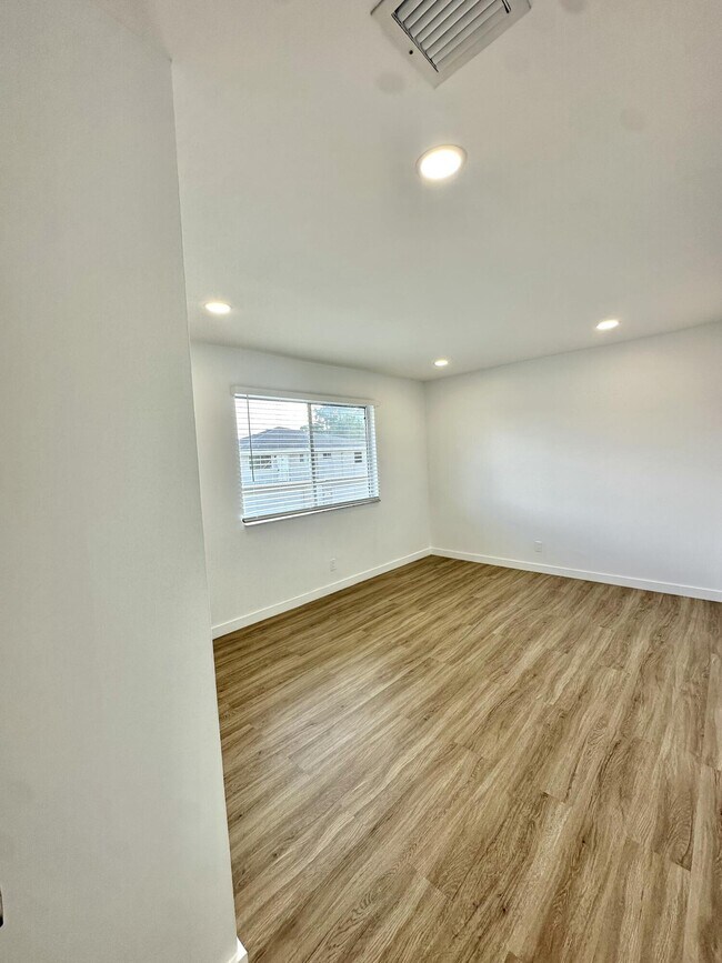 Building Photo - 102 E Tiffany Dr