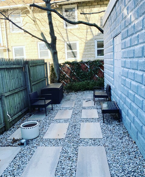 Private outdoor courtyard. - 74 Peters Pl