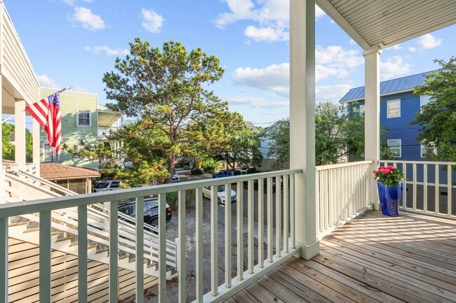 Building Photo - Elevated Charleston Charmer
