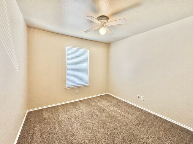 Building Photo - Conveniently located townhome in Universal...