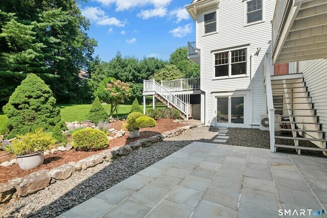 Building Photo - 10 Fernwood Rd