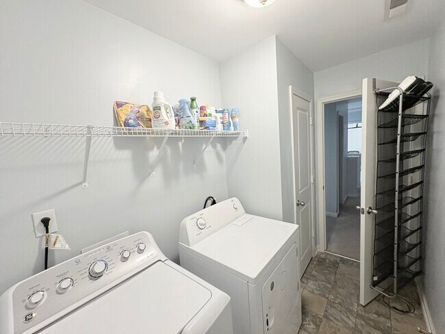 Building Photo - 1174 Primrose Dr
