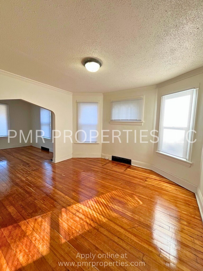 Building Photo - 2 Bedrooms / 1 Bathroom House