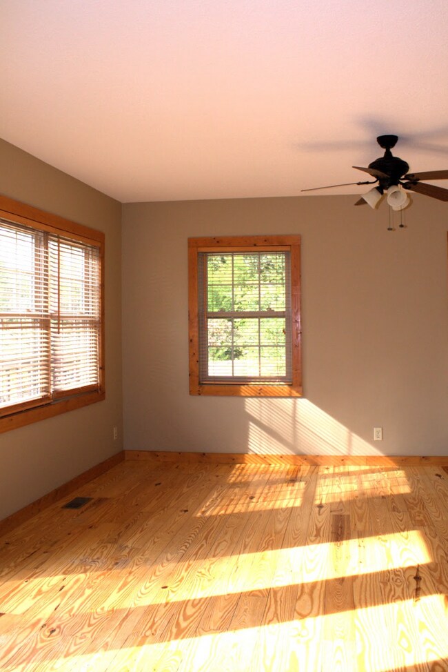 Building Photo - 3 Bedroom 2 bathroom with bonus room log cabin