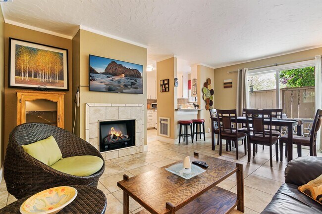 Building Photo - 385 Camelback Rd