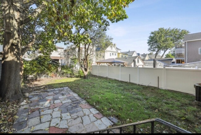 Building Photo - 737 Linden Ave