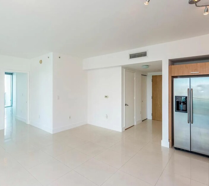 Building Photo - 350 S Miami Ave