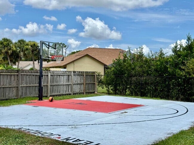 Building Photo - 325 Knotty Wood Ln