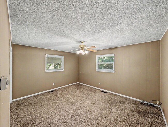 Building Photo - 16 Evesham Ln