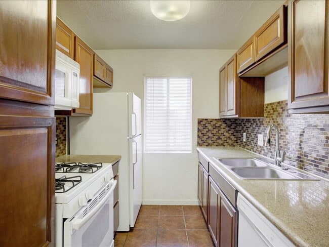 Building Photo - $400 OFF FIRST MONTH'S RENT!*