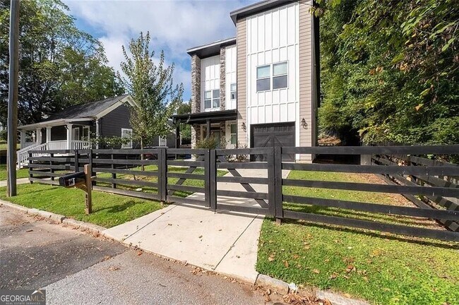 Building Photo - 813 Coleman St SW