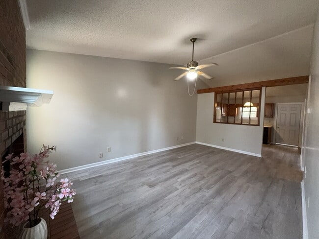 Building Photo - 233 Easy St