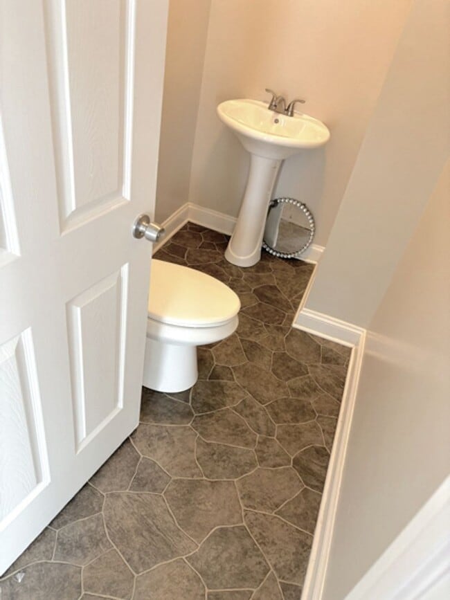 Building Photo - Nice 3 Bedroom, 1 Bathroom Home – Available Now