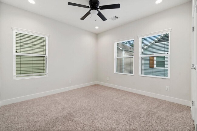 Building Photo - 3362 Pinemont Dr