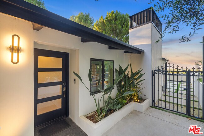 Building Photo - 16725 Oak View Dr