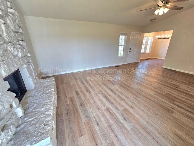 Building Photo - 1611 N Hickory Ave