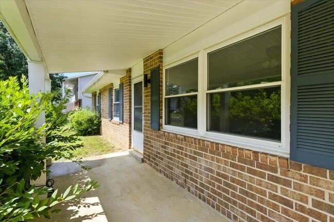 Building Photo - 643 University Dr