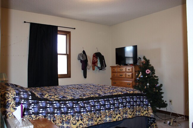 Building Photo - North Ames Duplex with lots of storage space