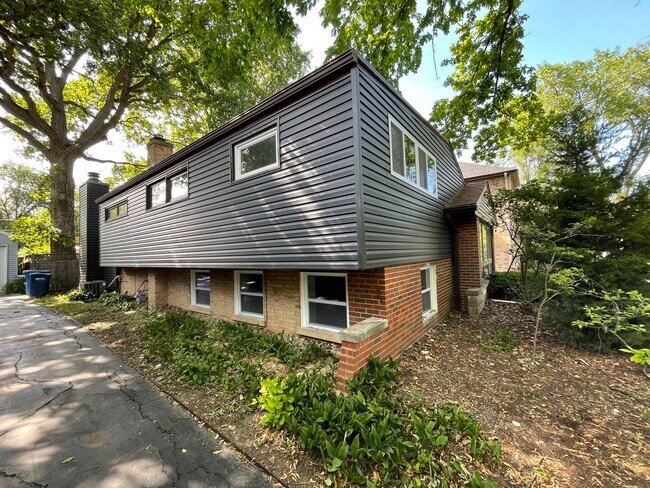 Building Photo - 1366 Cavell Ave