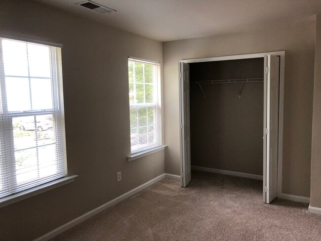 Building Photo - 815 Crestwell Cir SW