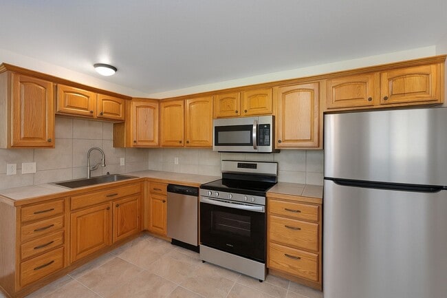 Building Photo - Comfortable 3-bedroom ranch in established...