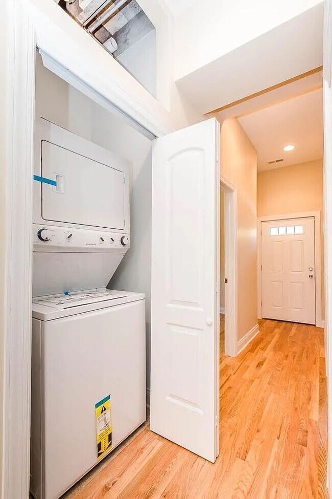 Building Photo - 1634 W Cermak Rd