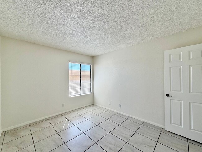 Building Photo - 433 Bradshaw E Ln