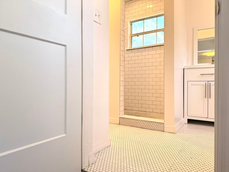 Building Photo - 7220 1st Ave N