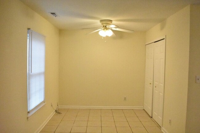 Building Photo - A Great Fairview Commons Townhome!