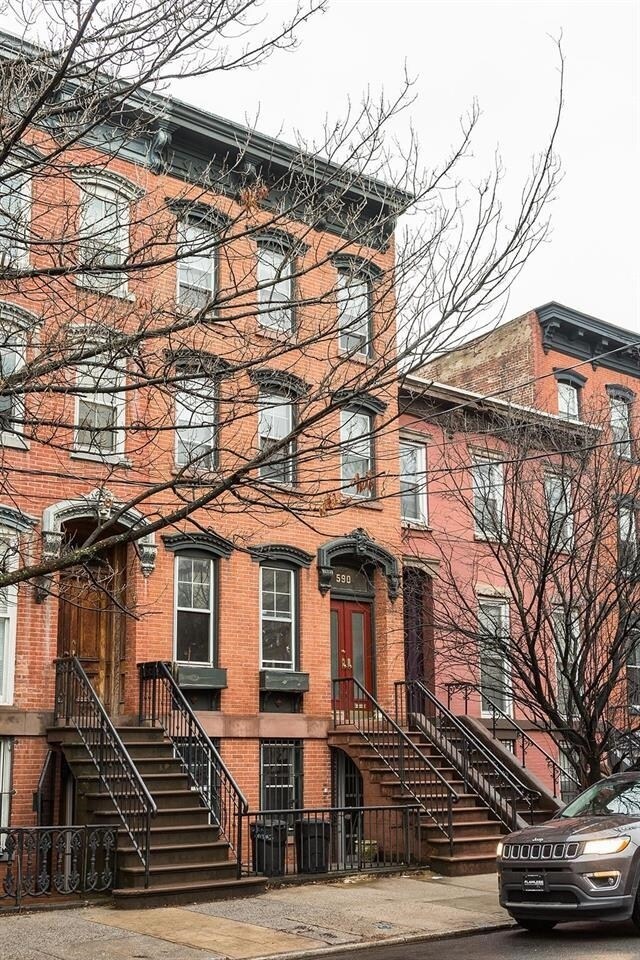 Building Photo - 590 Jersey Ave