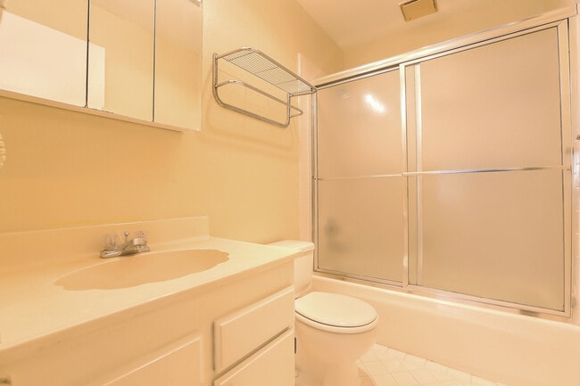 Building Photo - Spacious Two Bedroom Condo in Potrero Hill...