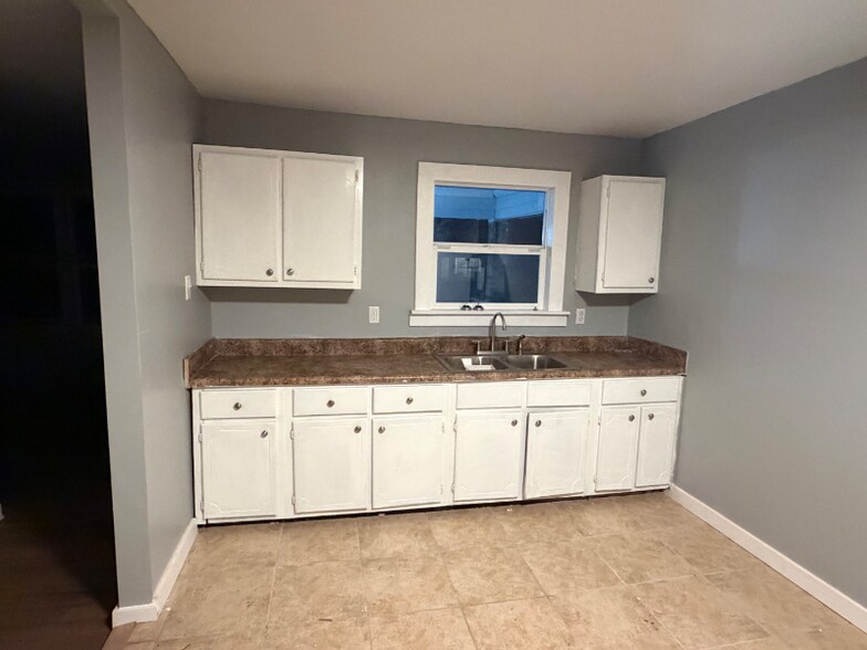 Building Photo - 514 Iowa Ave