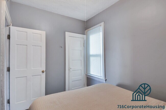 Building Photo - Furnished 3-Bedroom Carriage House on Bird Ave