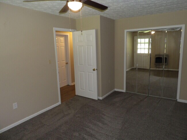 Building Photo - 248 Meadowview Dr