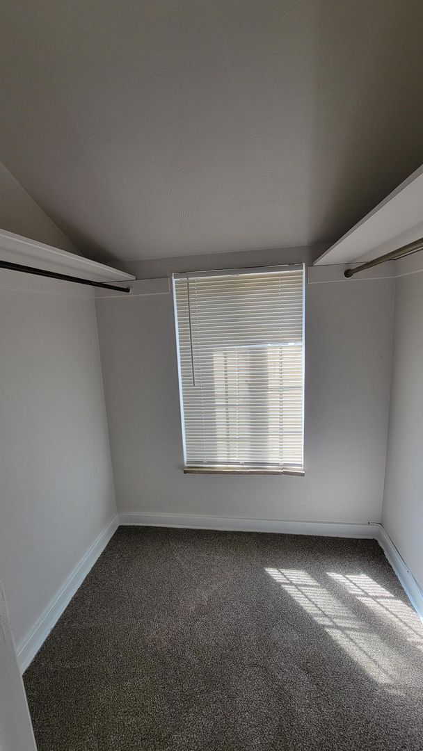 Building Photo - Spacious Three Bedroom Home