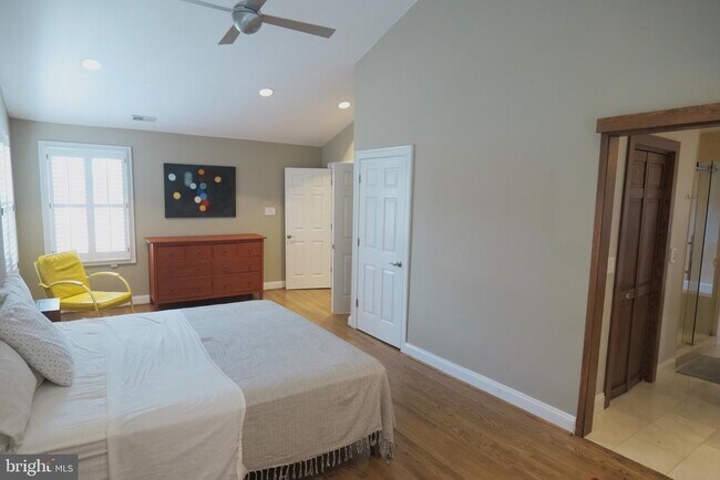 Building Photo - 4536 Fairfield Dr