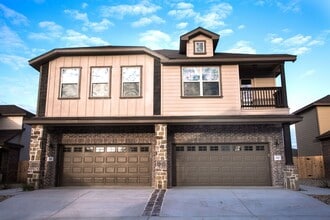 Building Photo - Beautiful 3 Bedroom Luxury Townhome, Kyle, Texas!