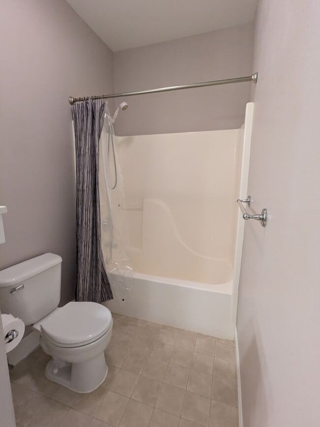 Building Photo - Gorgeous single-level 2x2 with an office\t...