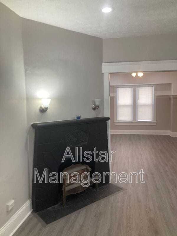 Building Photo - 521 E 109th St