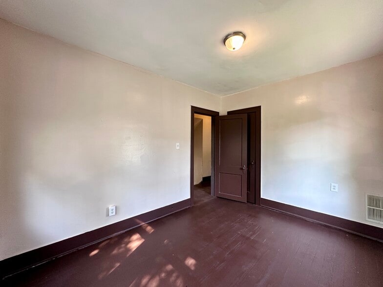 Building Photo - 611 Raymond St