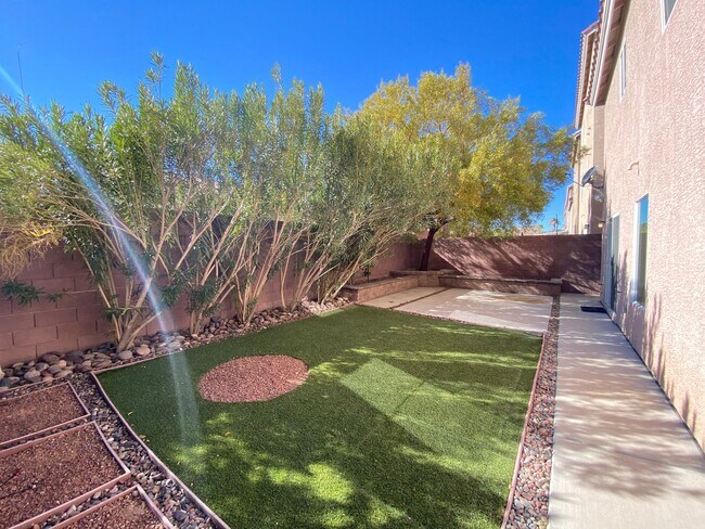 Building Photo - Great curb appeal