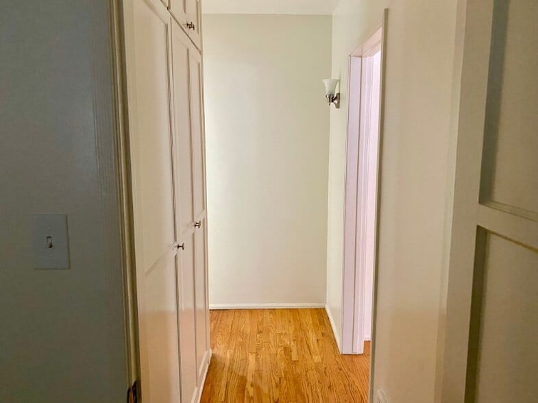 Building Photo - 11641 Magnolia Blvd