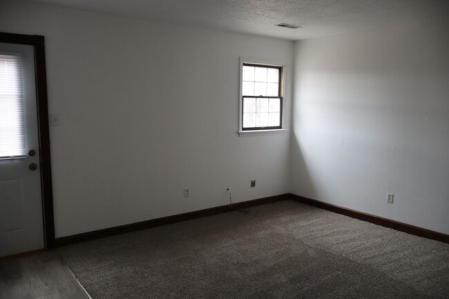 Building Photo - 2305 Southridge Dr