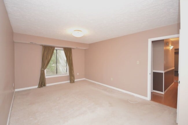 Building Photo - Updated Terrace Level 2 BR/ 2 BA Condo in ...