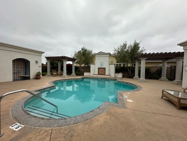Building Photo - La Ventana Estates 3 bdrm Townhome Available