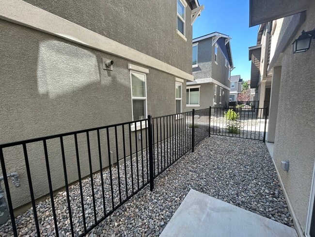 Building Photo - 916 Summer Ct