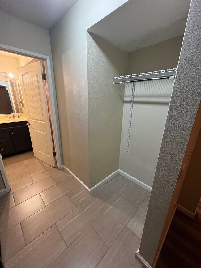 Building Photo - Darling 2+2 Condo W/Views + Amenities in g...