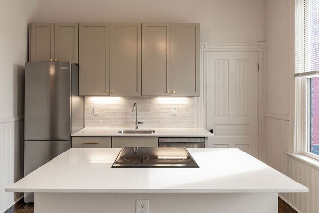 Building Photo - Large One Bedroom