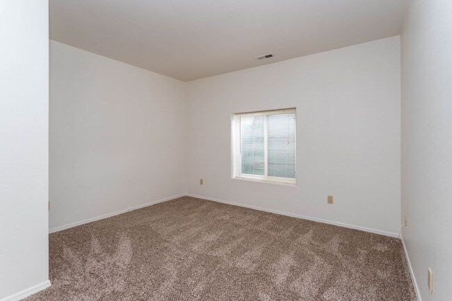 Building Photo - Lovely District 20 Townhome!