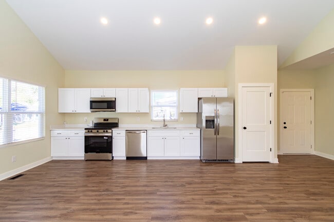 Building Photo - RnR Duplex SoBro